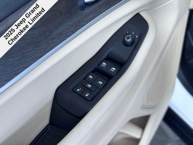new 2025 Jeep Grand Cherokee car, priced at $43,220