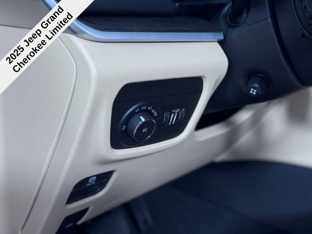 new 2025 Jeep Grand Cherokee car, priced at $43,220