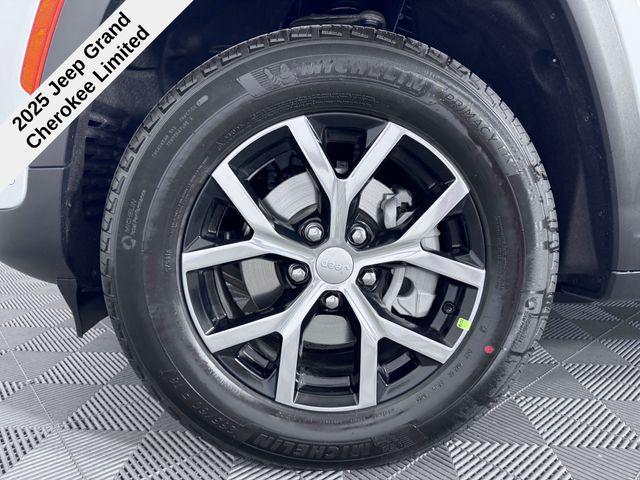 new 2025 Jeep Grand Cherokee car, priced at $43,220