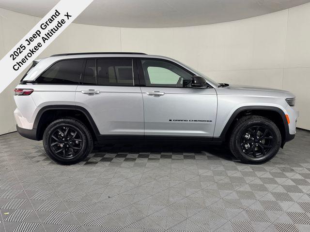new 2025 Jeep Grand Cherokee car, priced at $39,301