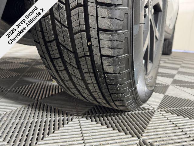 new 2025 Jeep Grand Cherokee car, priced at $39,301