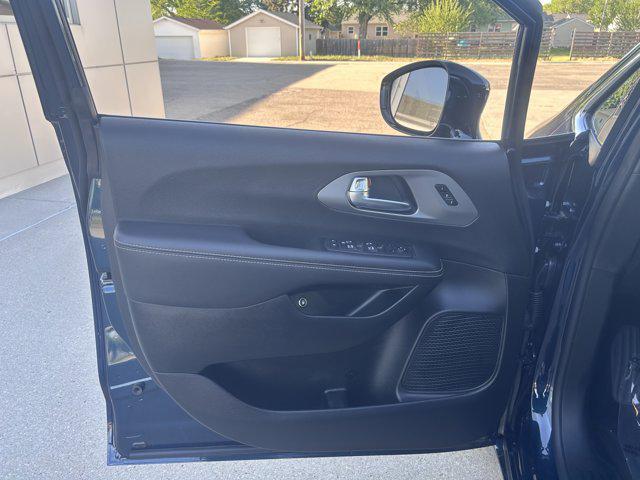 new 2025 Chrysler Pacifica Hybrid car, priced at $53,545