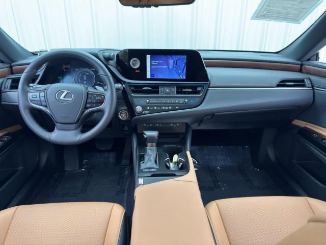 used 2024 Lexus ES 300h car, priced at $32,000