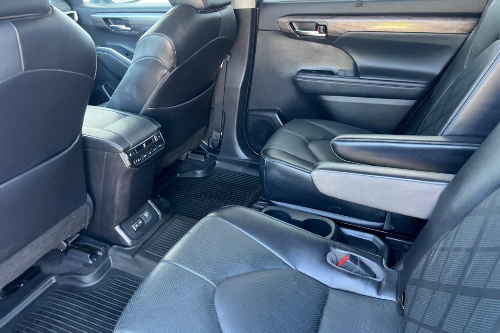 used 2022 Toyota Highlander Hybrid car, priced at $36,997