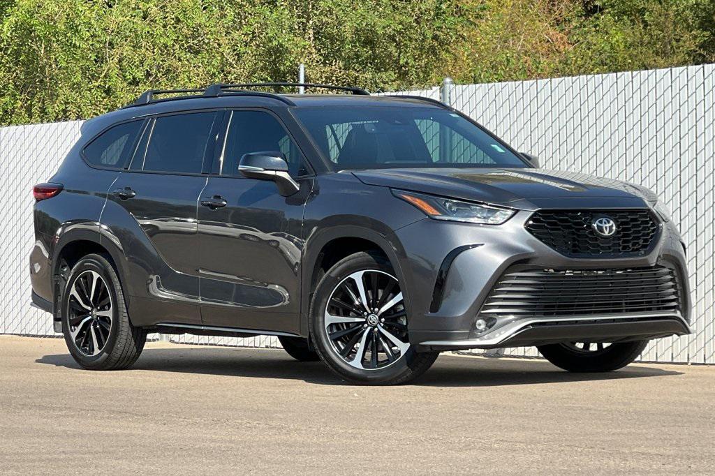 used 2022 Toyota Highlander car, priced at $37,597