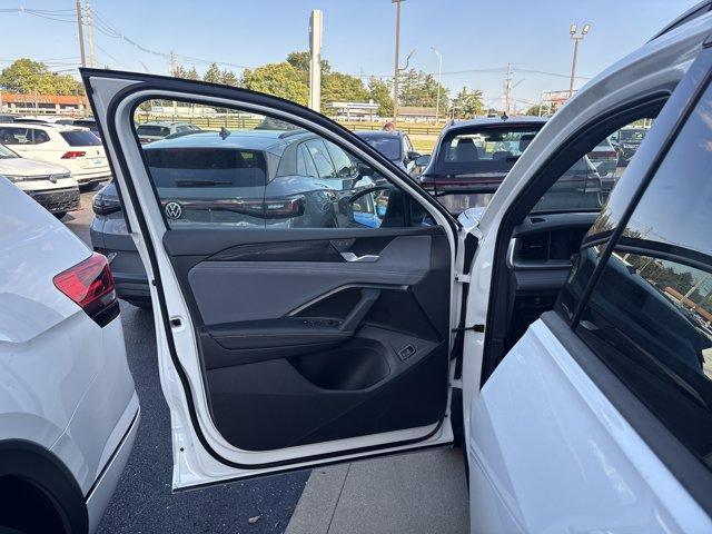 new 2025 Volkswagen Tiguan car, priced at $33,498