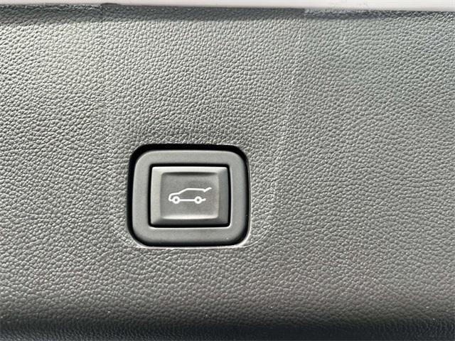 used 2023 Chevrolet Traverse car, priced at $27,200