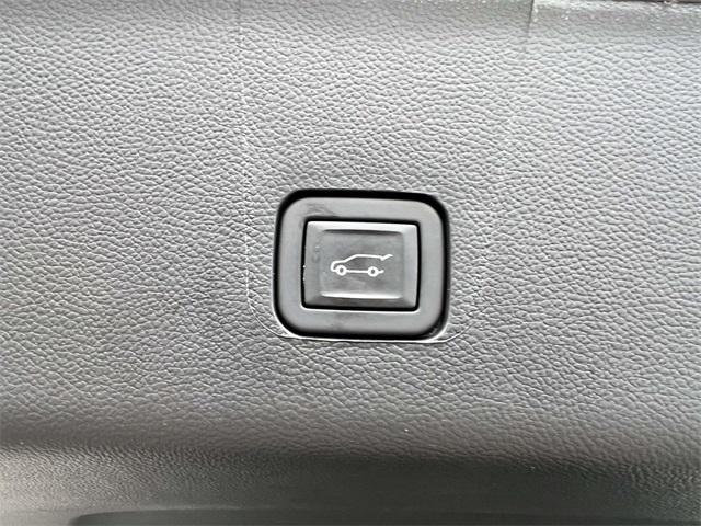used 2023 Chevrolet Traverse car, priced at $36,900