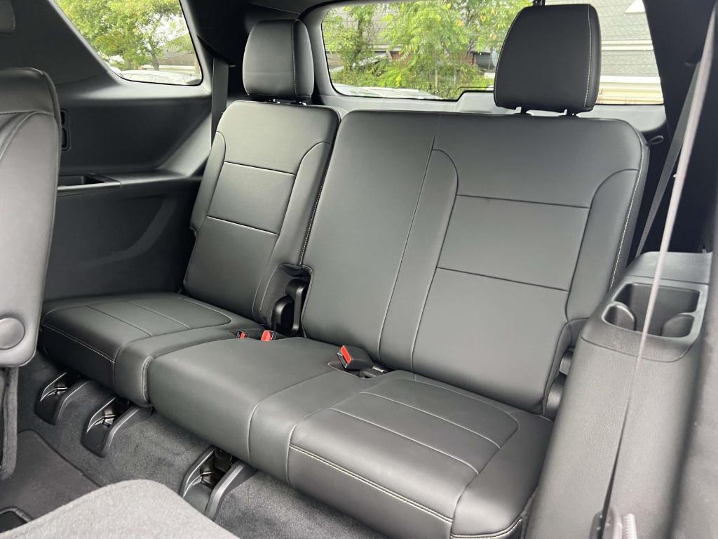 used 2023 Chevrolet Traverse car, priced at $30,800