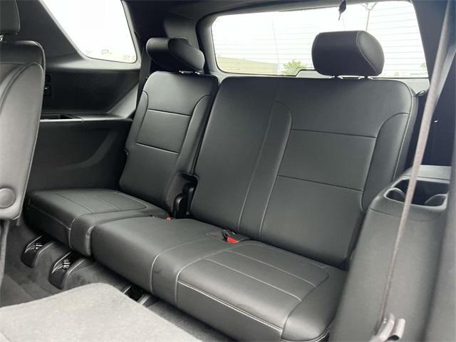used 2023 Chevrolet Traverse car, priced at $31,900