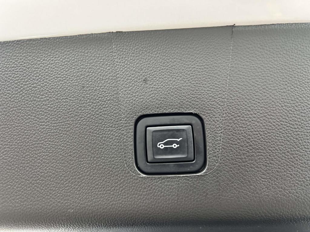 used 2023 Chevrolet Traverse car, priced at $38,800