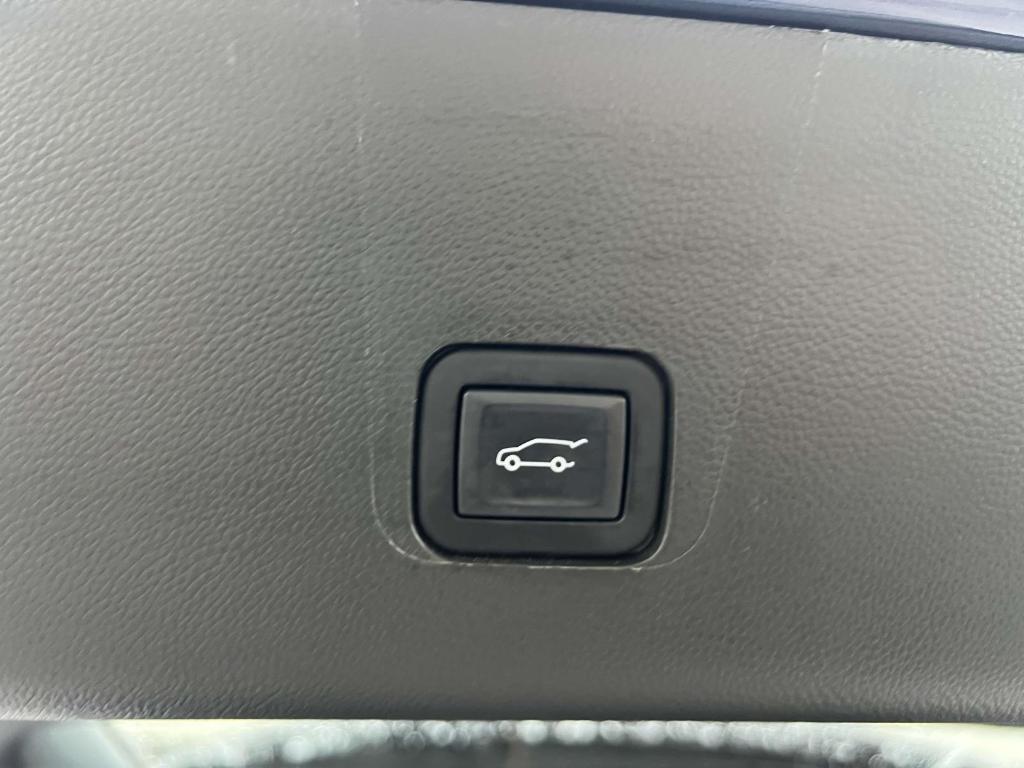 used 2023 Chevrolet Traverse car, priced at $28,100