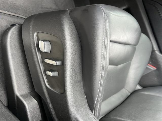 used 2022 Cadillac XT5 car, priced at $30,900