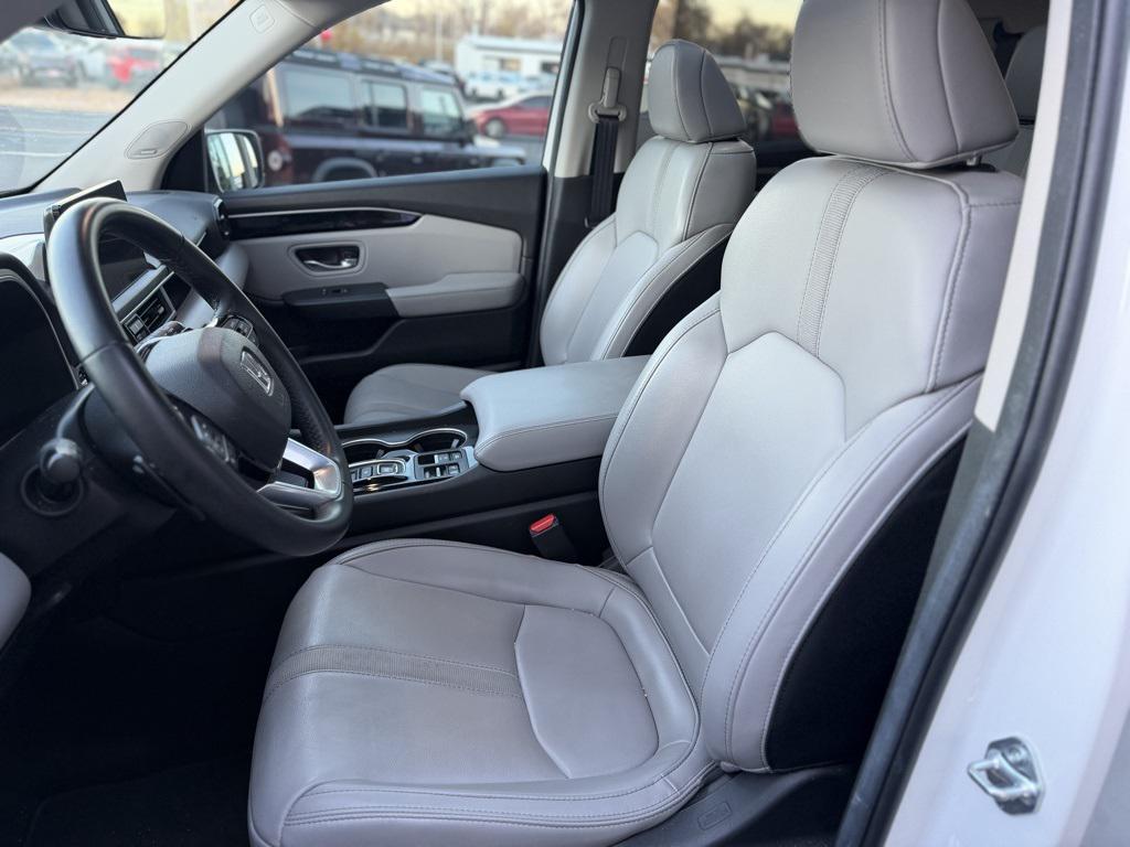 used 2025 Honda Pilot car, priced at $45,678