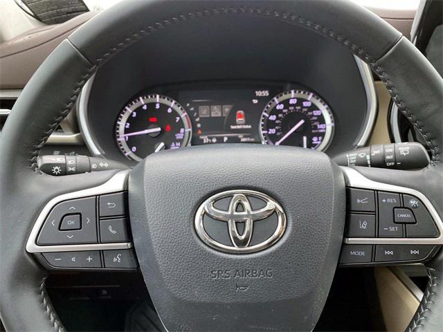 used 2022 Toyota Highlander car, priced at $33,000