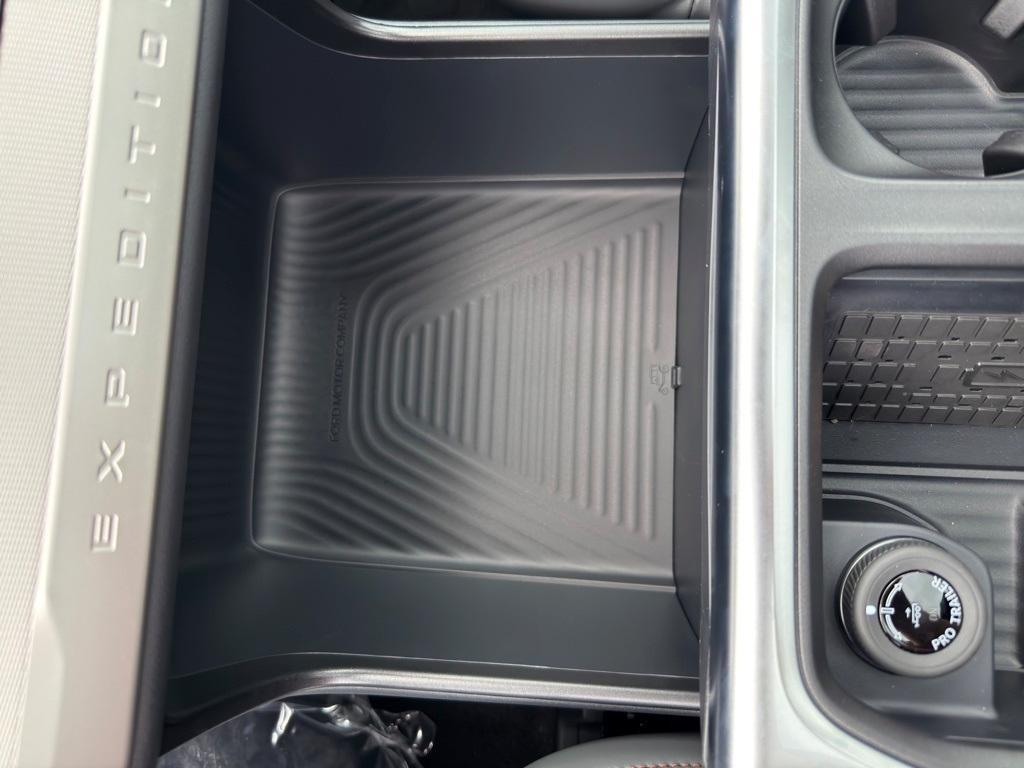 new 2025 Ford Expedition car, priced at $69,725