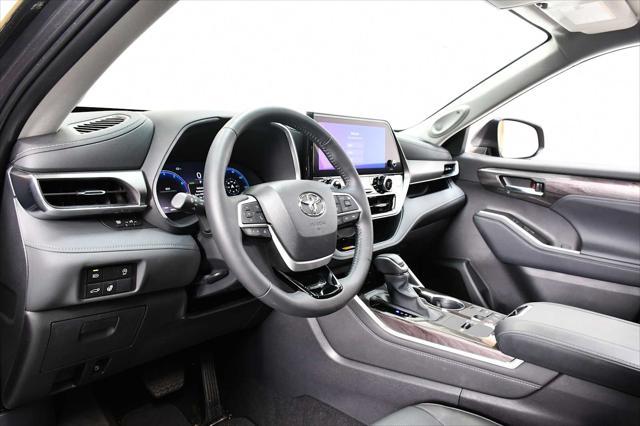 used 2024 Toyota Highlander car, priced at $47,998