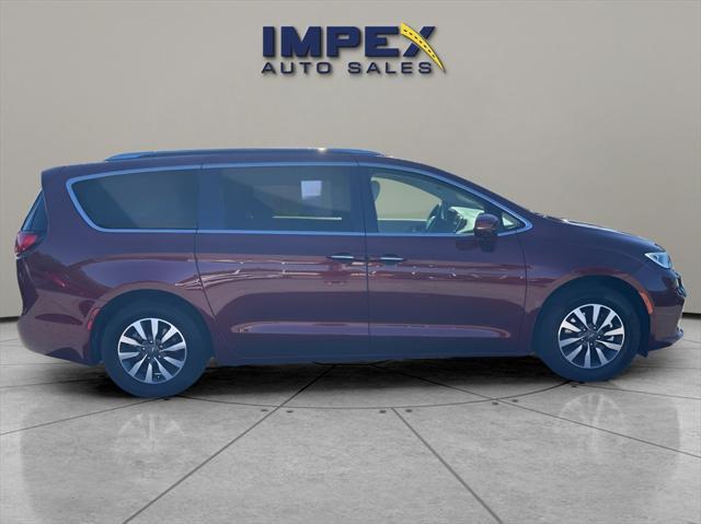 used 2021 Chrysler Pacifica Hybrid car, priced at $24,900