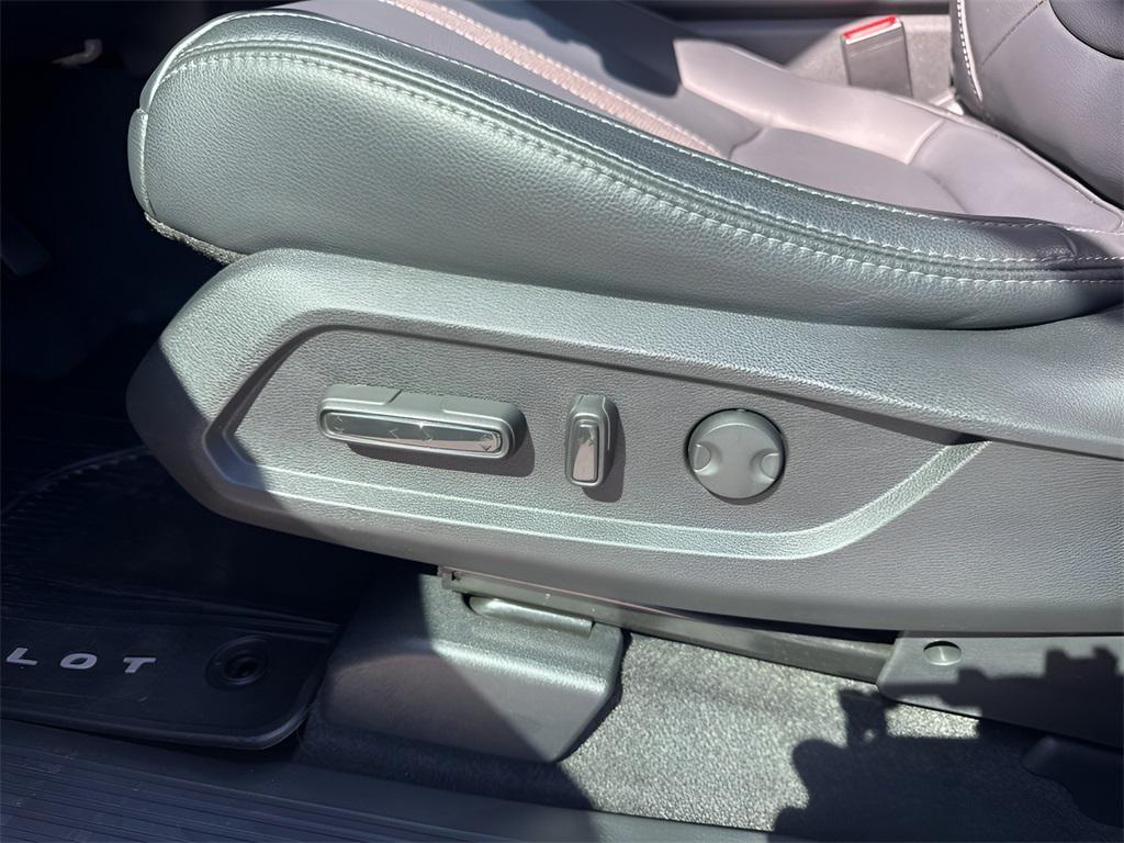 used 2025 Honda Pilot car, priced at $40,350