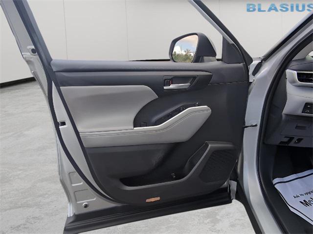 used 2021 Toyota Highlander Hybrid car, priced at $27,950