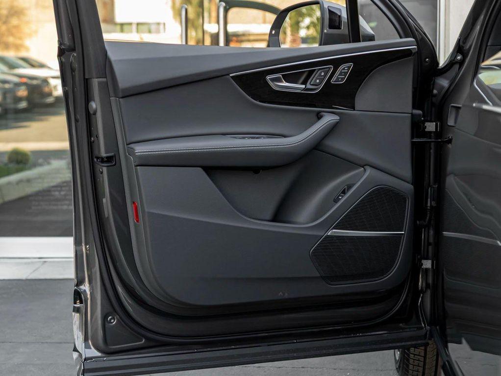 new 2025 Audi Q7 car, priced at $72,360