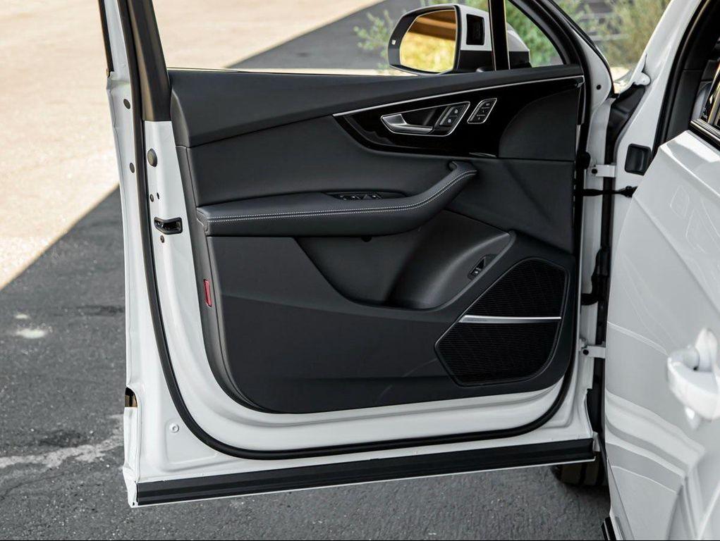 new 2025 Audi Q7 car, priced at $78,570