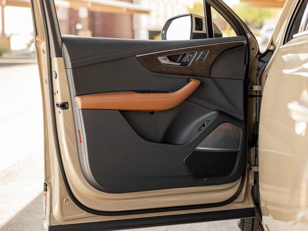 new 2025 Audi Q7 car, priced at $92,915