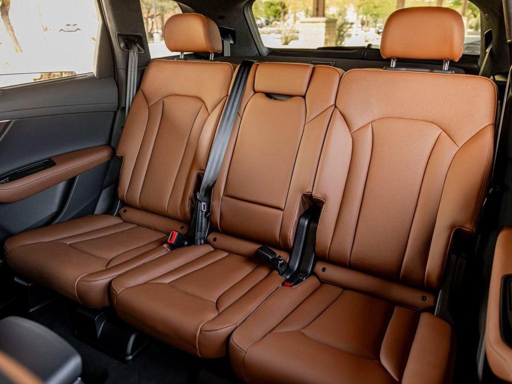 new 2025 Audi Q7 car, priced at $92,915
