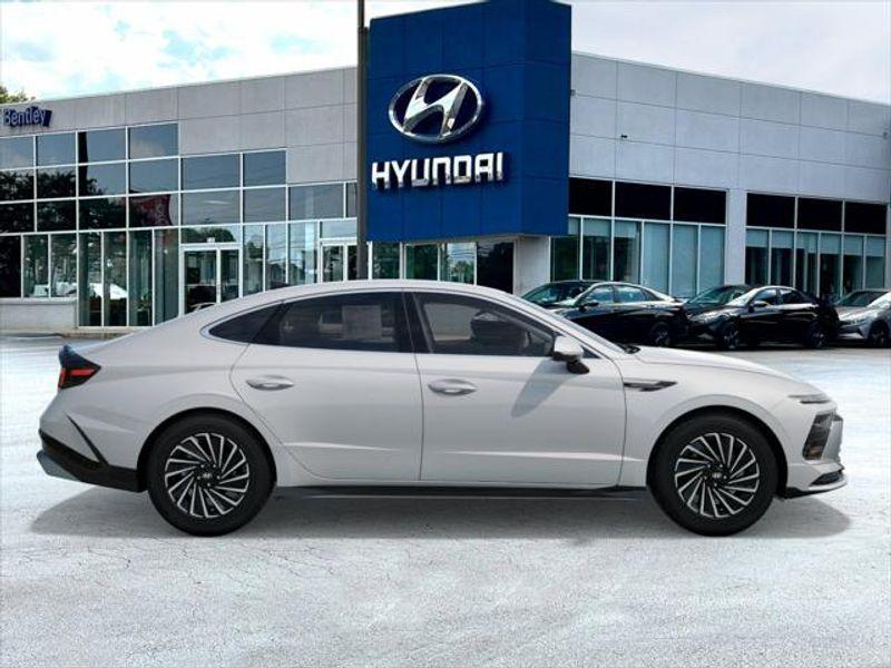 new 2025 Hyundai Sonata Hybrid car, priced at $32,681