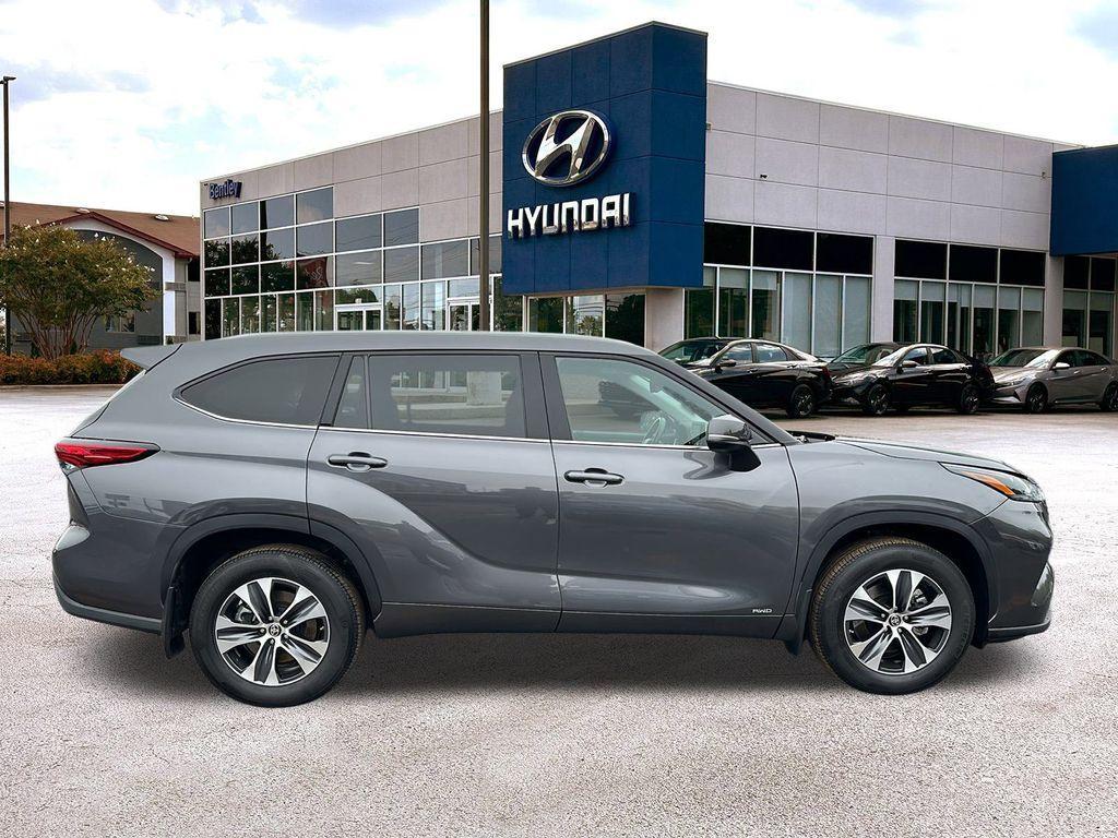 used 2022 Toyota Highlander Hybrid car, priced at $32,988