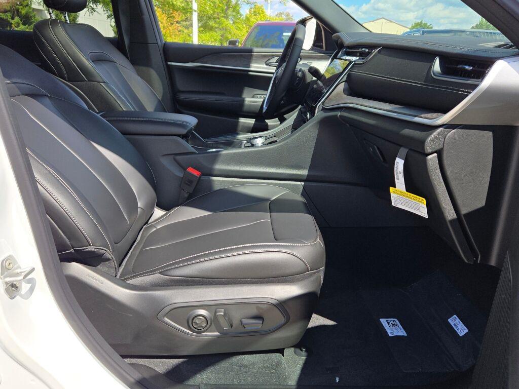 new 2025 Jeep Grand Cherokee car, priced at $44,090