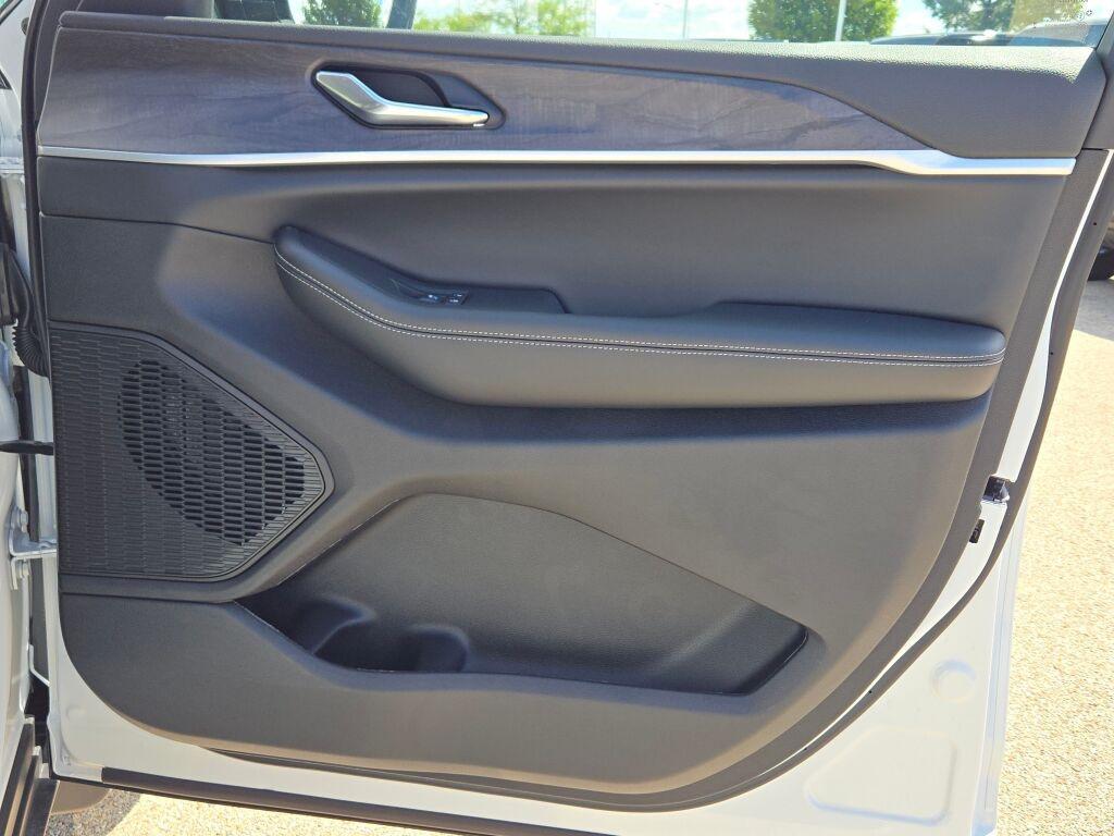 new 2025 Jeep Grand Cherokee car, priced at $44,090
