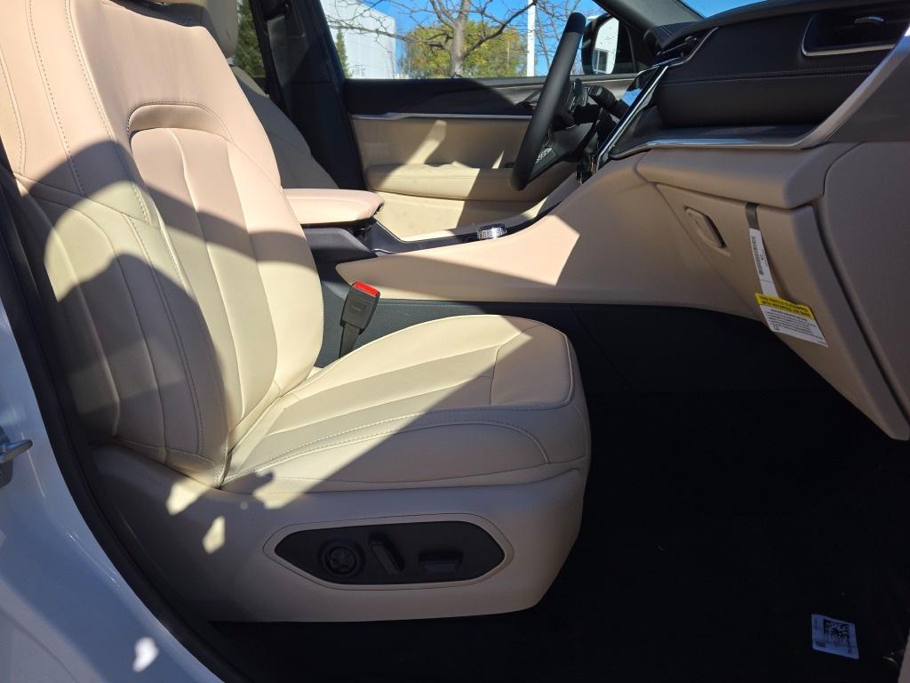 new 2025 Jeep Grand Cherokee car, priced at $42,415