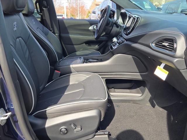 new 2025 Chrysler Pacifica Hybrid car, priced at $48,775