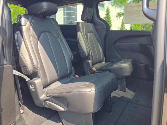 new 2025 Chrysler Pacifica car, priced at $43,098