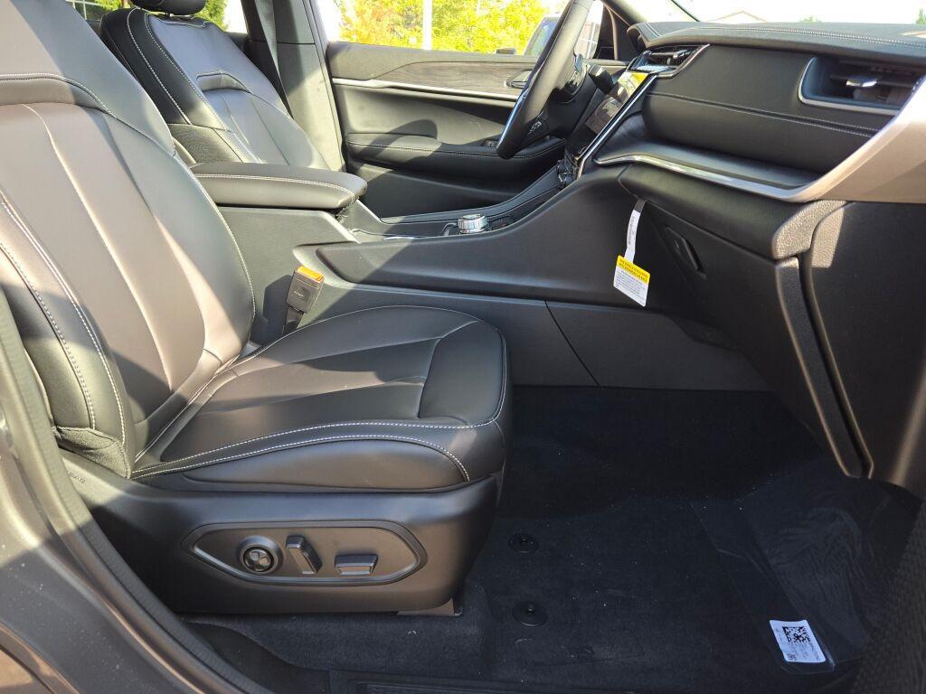 new 2025 Jeep Grand Cherokee car, priced at $44,685