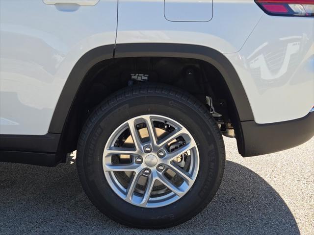 new 2025 Jeep Grand Cherokee car, priced at $40,875