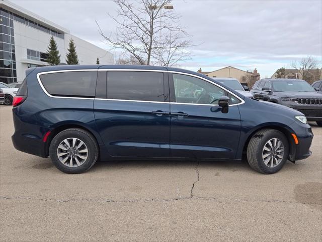 new 2025 Chrysler Pacifica Hybrid car, priced at $48,020