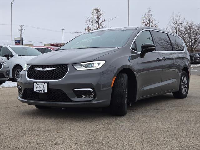 new 2025 Chrysler Pacifica Hybrid car, priced at $47,025