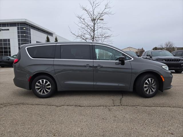 new 2025 Chrysler Pacifica Hybrid car, priced at $47,025