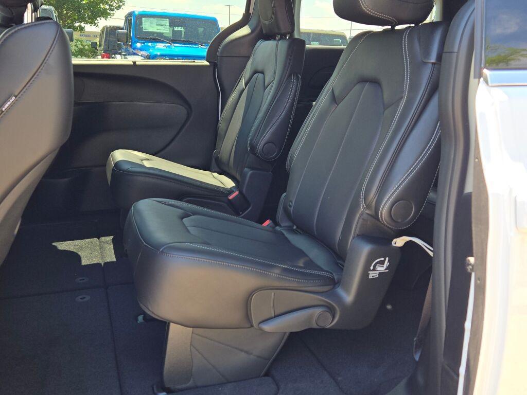 new 2025 Chrysler Pacifica car, priced at $40,425