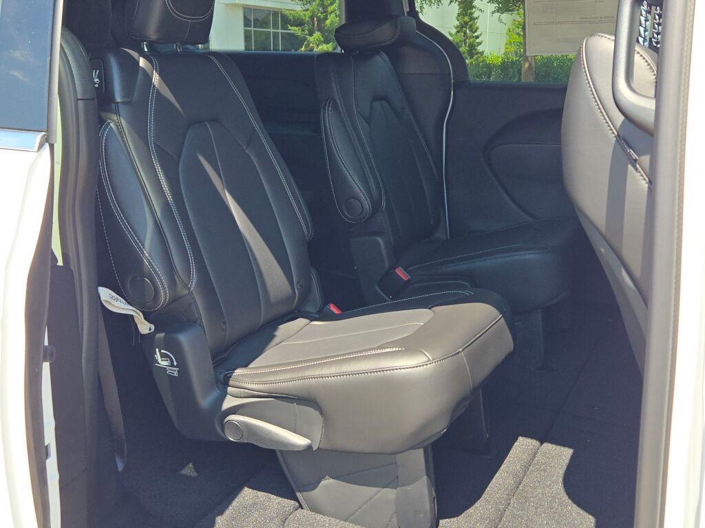 new 2025 Chrysler Pacifica car, priced at $40,425