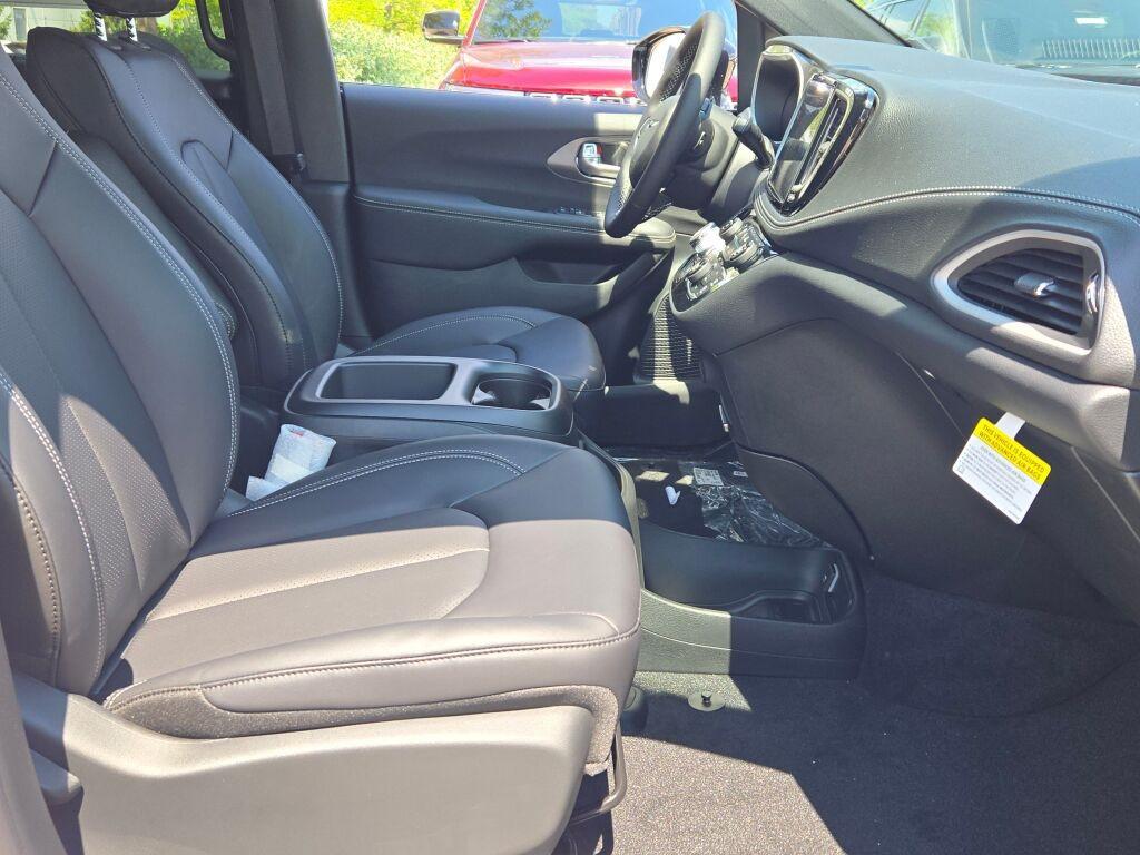 new 2025 Chrysler Pacifica car, priced at $40,425