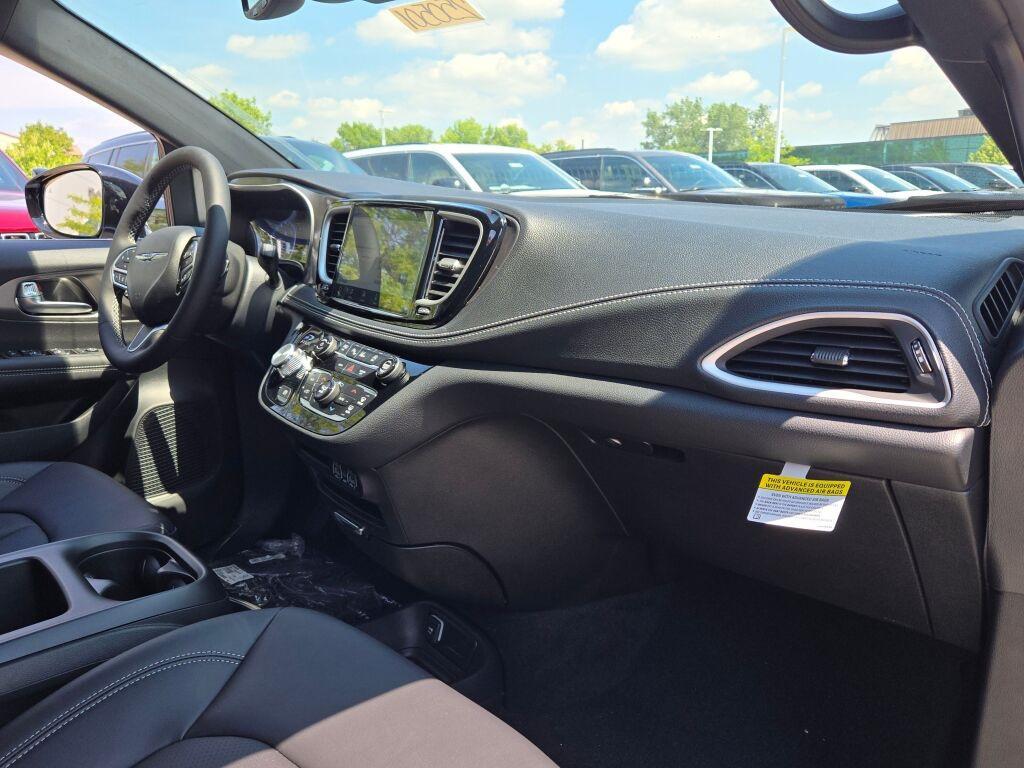 new 2025 Chrysler Pacifica car, priced at $40,425
