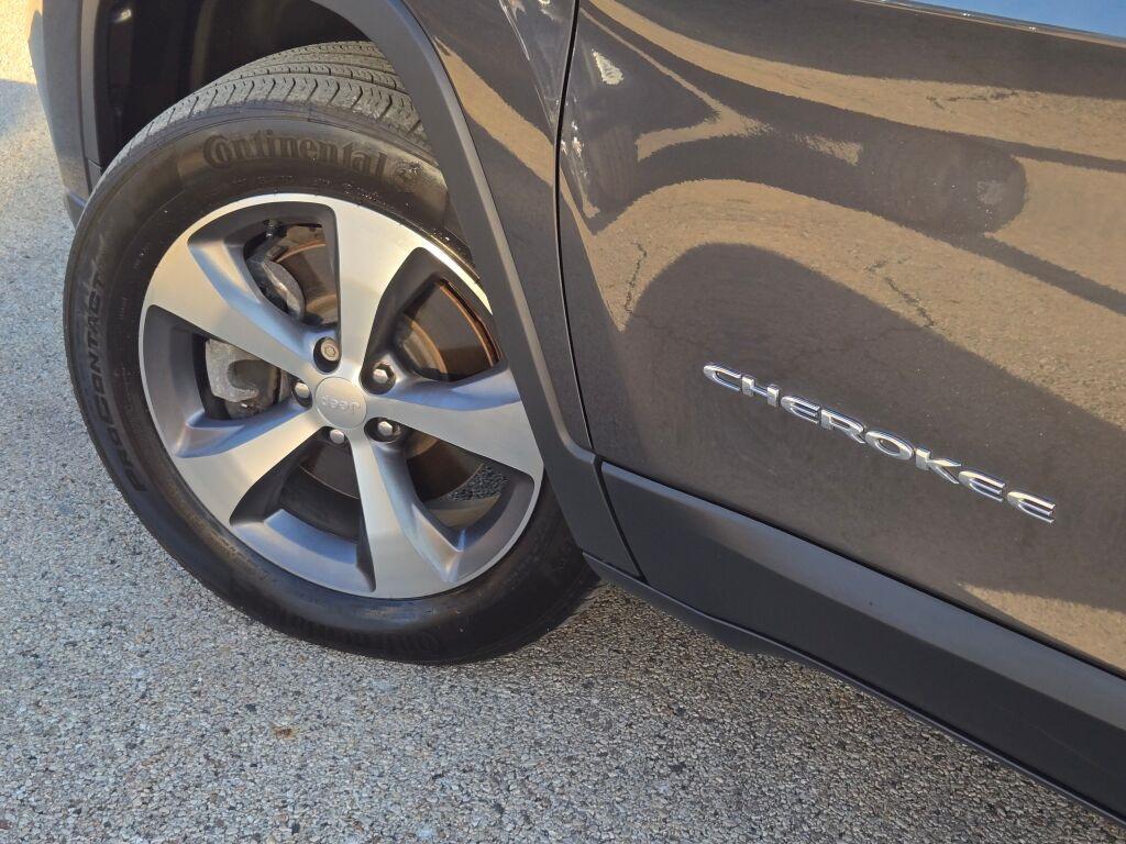 used 2022 Jeep Cherokee car, priced at $24,992