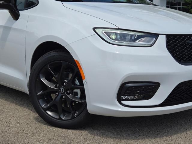 new 2025 Chrysler Pacifica car, priced at $48,186