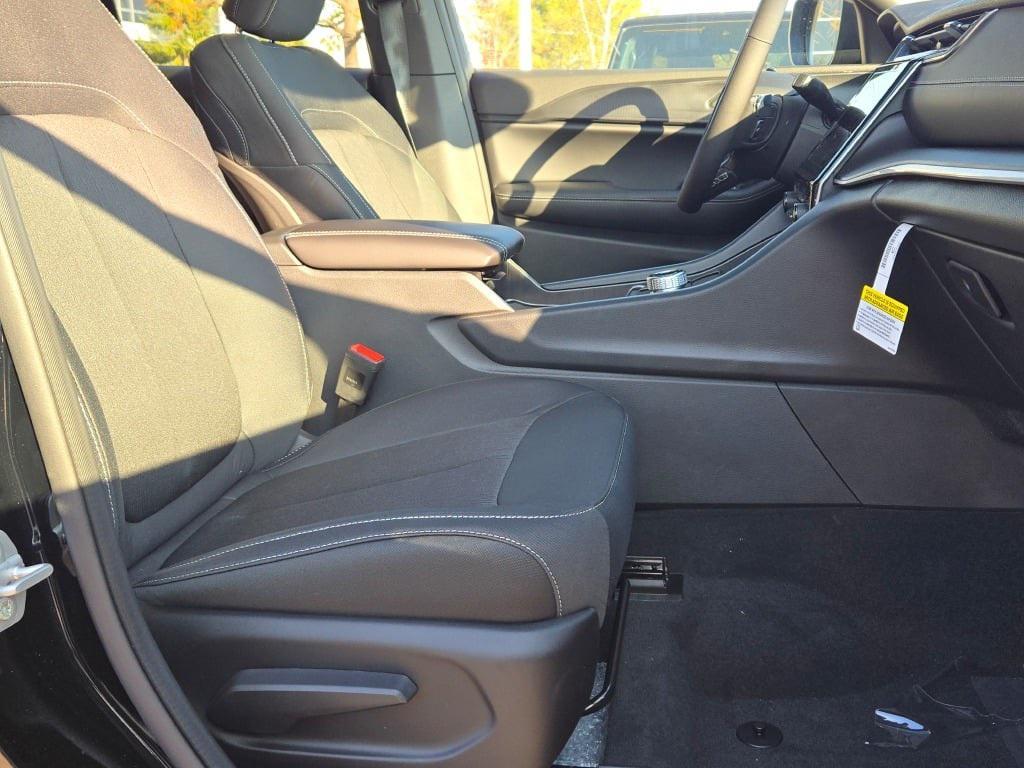 new 2025 Jeep Grand Cherokee car, priced at $37,595