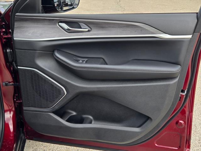 new 2025 Jeep Grand Cherokee car, priced at $48,646