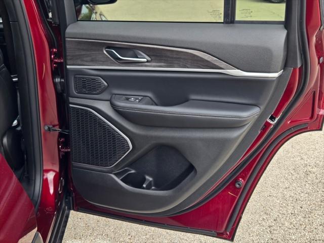 new 2025 Jeep Grand Cherokee car, priced at $48,646