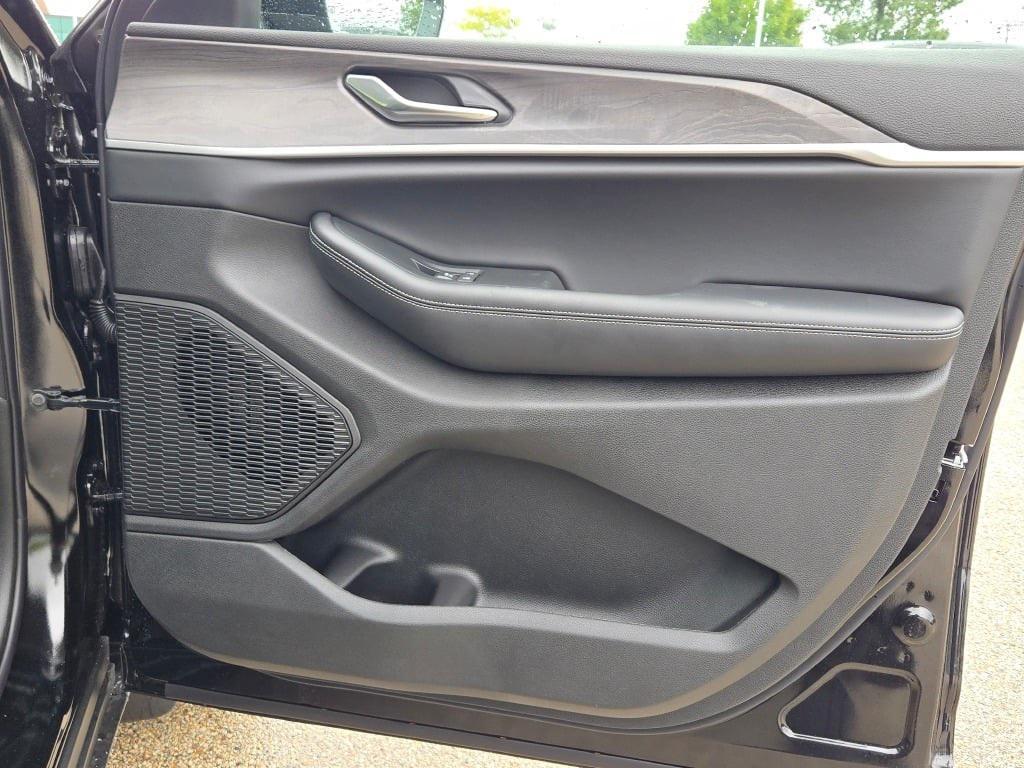 new 2025 Jeep Grand Cherokee car, priced at $46,160